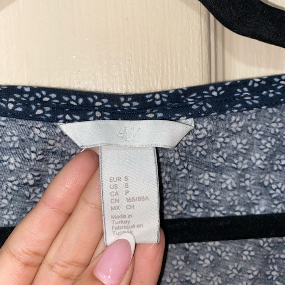 H&M Cropped floral front-tie top - Picture 2 of 2